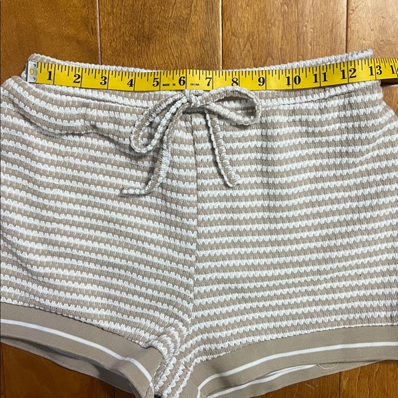 Women's Stripped Tan & White Shorts Size M Coastal Beach Resort Nautical - Picture 2 of 7